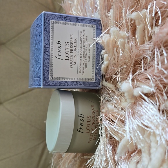 Fresh Youth Moisturizer and Fresh Soy Face Cleanser. New never opened containers - Picture 7 of 7